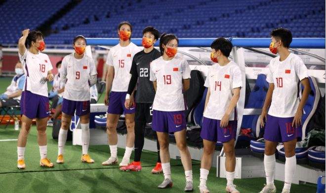 中国男足国家队，中国男足国家队队长吴曦重返加盟上海申花！