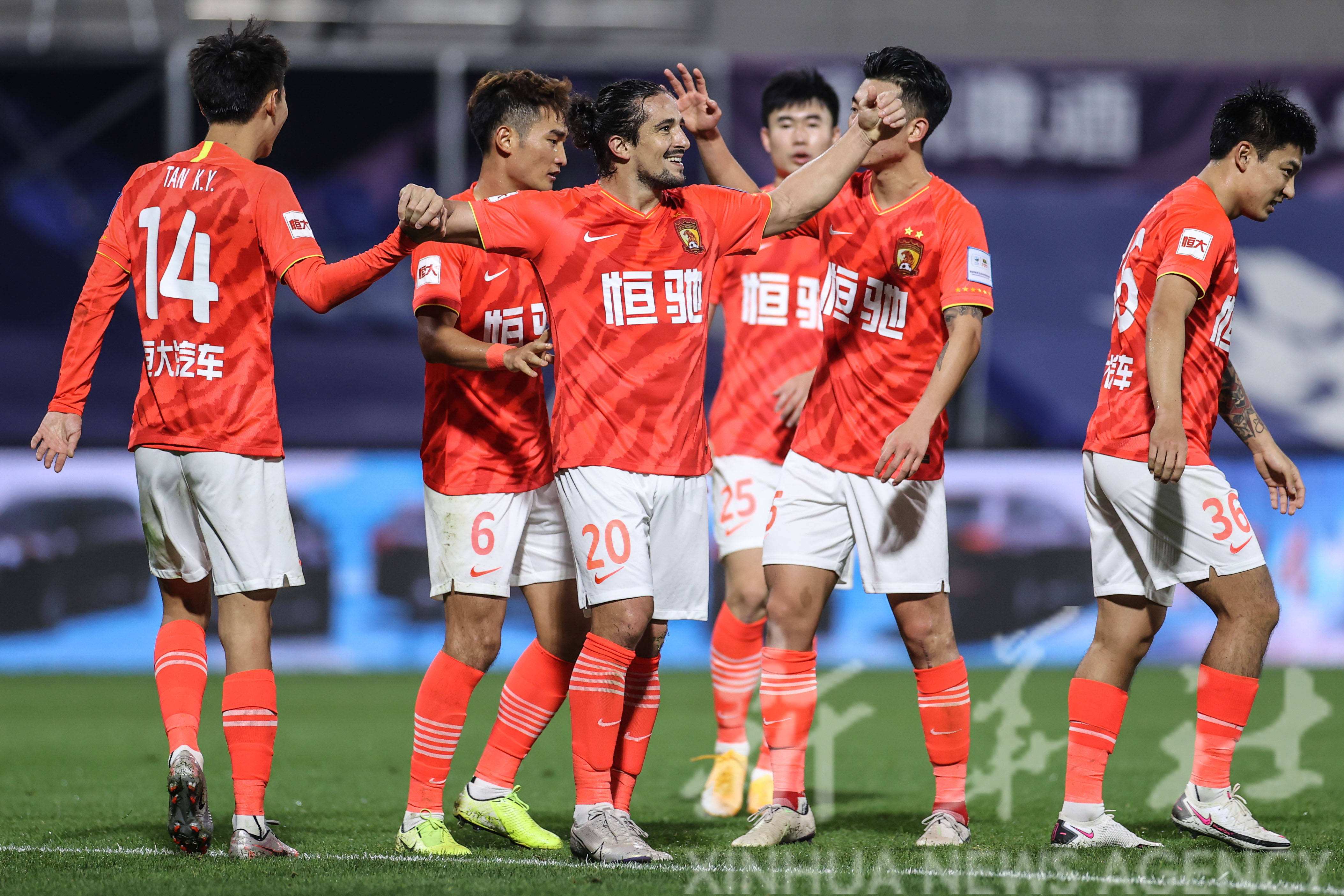 广州恒大足球，广州恒大足球俱乐部解散了吗！